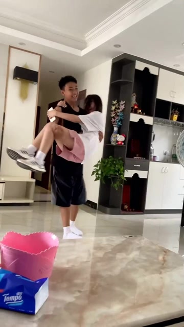20岁的姐姐,非要15岁的弟弟来个公主抱!