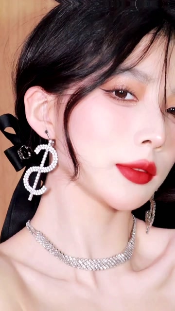 鞠婧祎红毯造型仿妆!