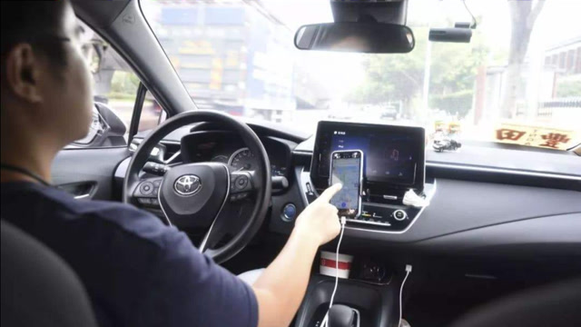 司机开车用手机导航被扣分罚款?车主不满反问:这是哪条交规