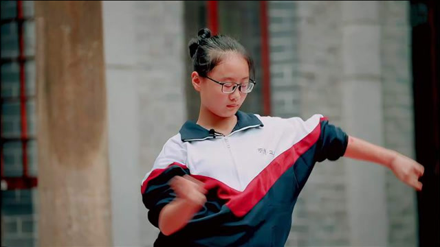 初二女孩穿校服大秀拉丁舞,撸起袖子就是干,嗨翻全场!