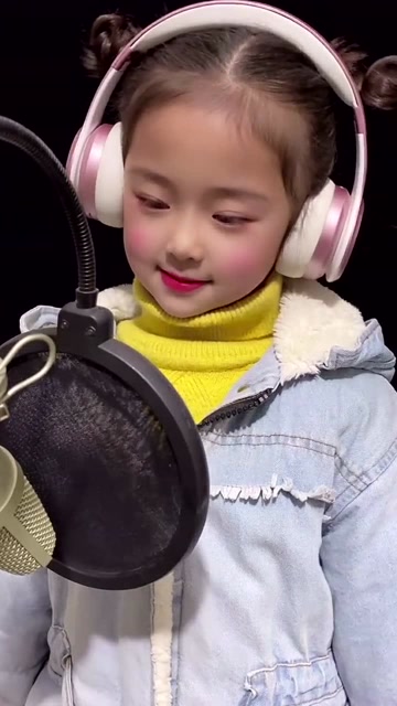 少儿翻唱歌曲《青春已打烊》,声音甜美,唱的太有感觉了!