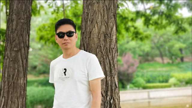 60岁大叔演唱《涛声依旧》:白云大妈曾说过,"我这张旧船票,还能否登上