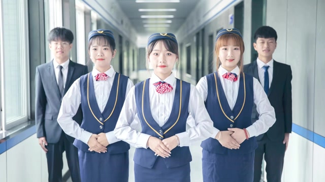 万通城轨学院的学子太有气质了,非常的优雅干练,帅气利落