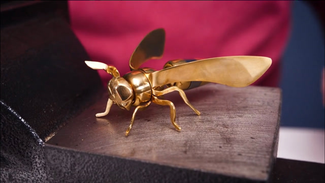 牛人老外用一堆螺丝和螺母制作出一只蜜蜂工艺品