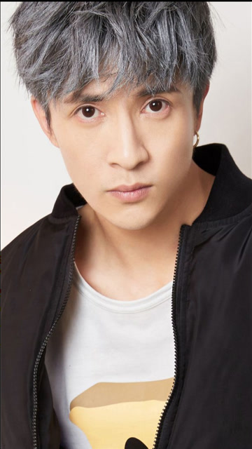 薛之谦穿旗袍唱像风一样 一秒切换正经的男人