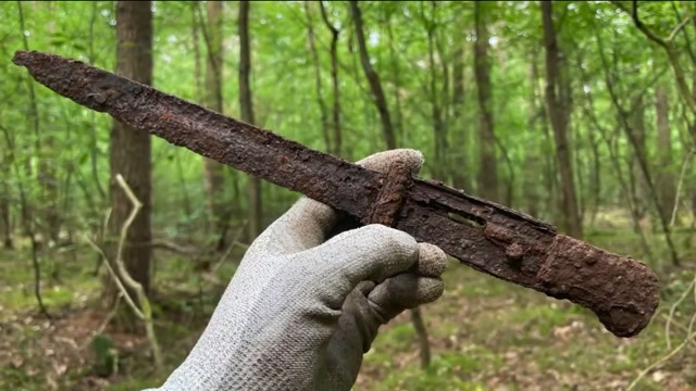 树林里挖出98k步枪刺刀,翻新一下应该还能用吧?