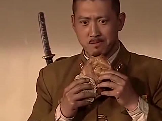 这俩小鬼子太逗了,渡边深深的迷上了猪头肉,不愧是猪头小队长