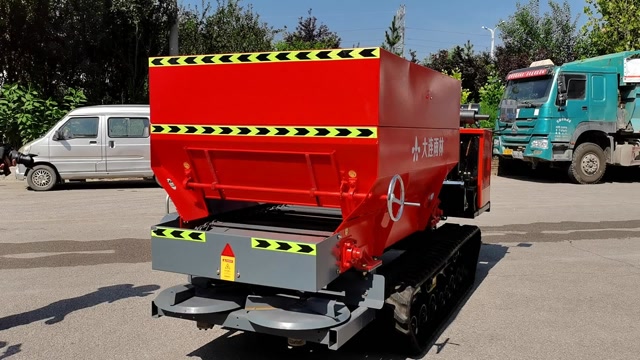 履带式撒肥机02 自走式扬粪车 大棚果园撒粪车