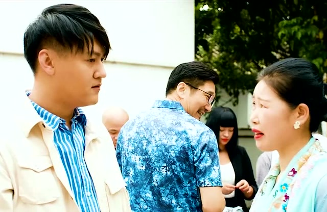 遇到假客气千万别客气,远房亲戚虚情假意的大红包,接过来后要好好道谢