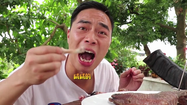 歪厨子用人工养殖的鳄鱼做美食,鱼爪吃着像啃鸡爪一样#一起探索无限