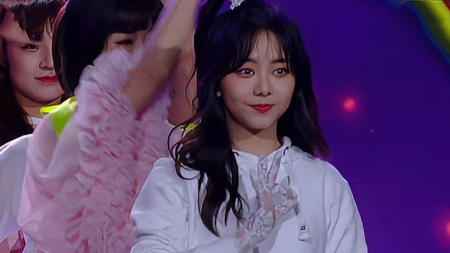 谭松韵一首《睫毛弯弯》,穿裙子跳螃蟹舞,张新成全程姨母笑