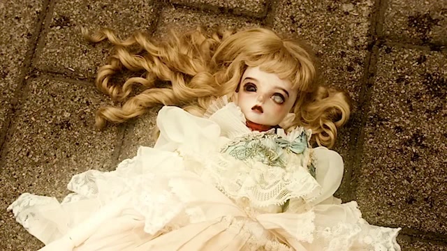 可怕布娃娃被弄脏,引出背后真相