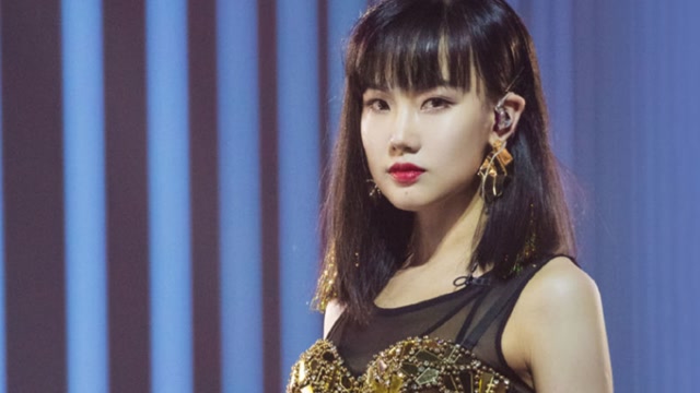 黄龄要封神了,破百亿播放的《大风吹》唱得这么"骚",腿都软了