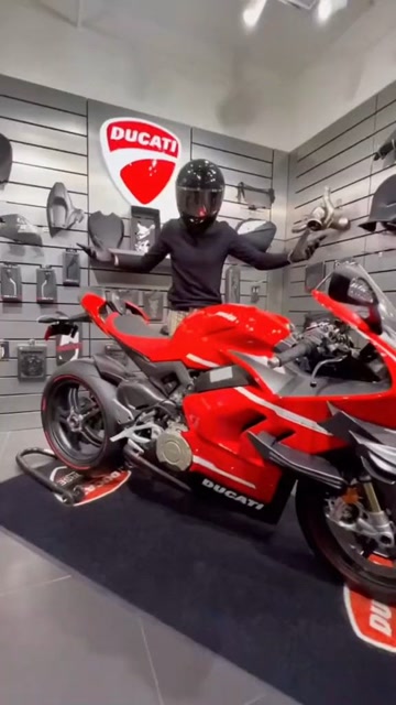 这就是150万摩托的气质杜卡迪superleggerav4