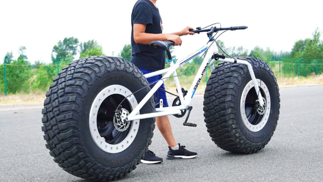 卡车轮子改装在自行车上 你们见过吗?轮子那么大 确定能骑动吗