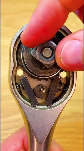 棘轮扳手的内部工作原理展示眼前一幕真是长见识了