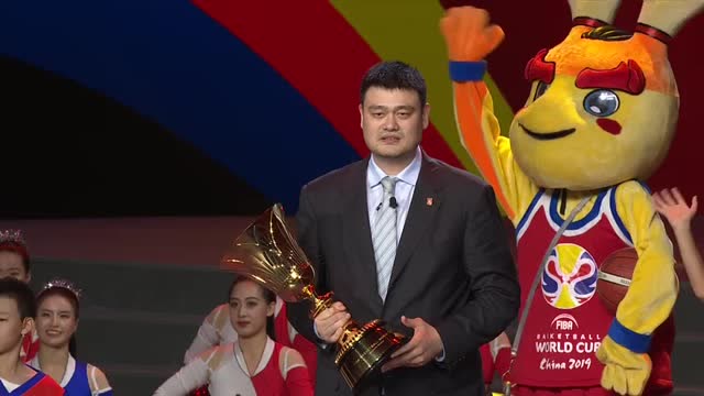 姚明持冠军奖杯参加开幕式 希望更多奇迹能在中国绽放