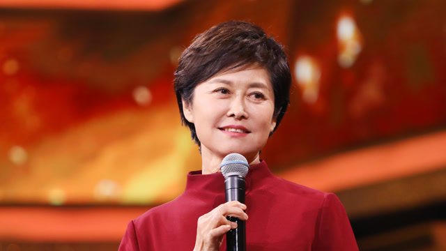 【出题】刘仲萌抽中经典《感动中国》,敬一丹优雅登场出题