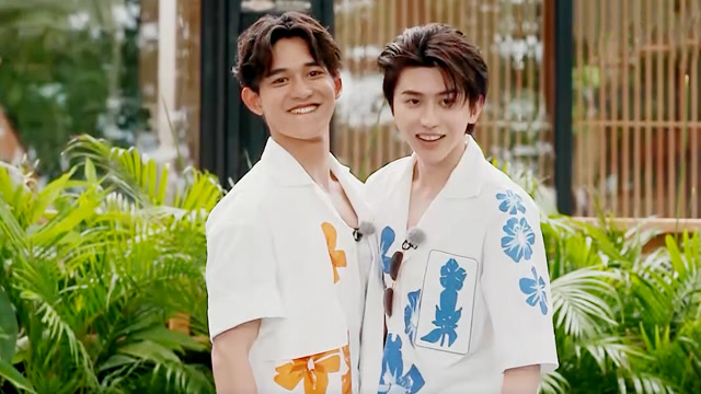 "塑料兄弟"蔡徐坤黄旭熙泼水毫不留情