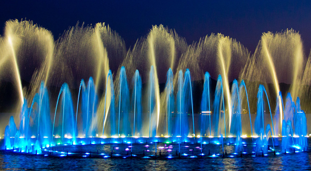 杭州西湖音乐喷泉 再配上这首音乐 让人真是叫绝了!