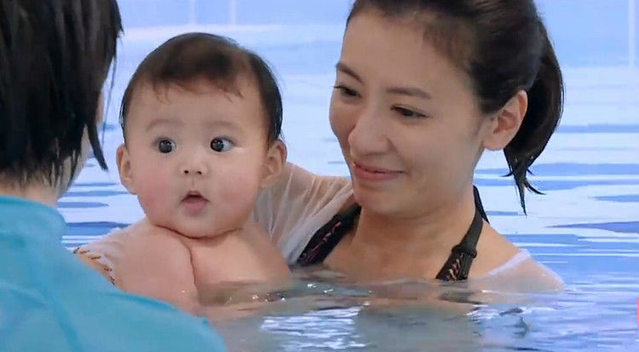 女神贾静雯素颜出镜,原来是陪小布布游泳,小布布太可爱了