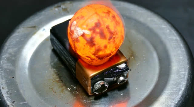 把烧红的铁球,放在9v电池上会有何后果?太危险了,切勿模仿