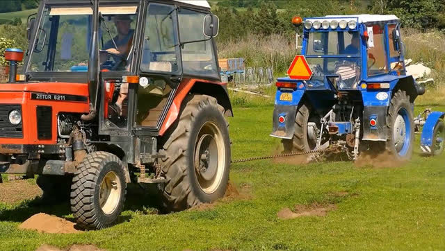 会跳舞的拖拉机,配上劲爆的英文歌曲,吓死宝宝了