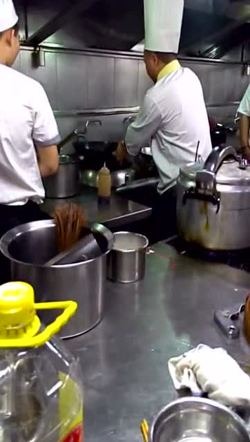 实拍大酒店后厨厨师长炒菜