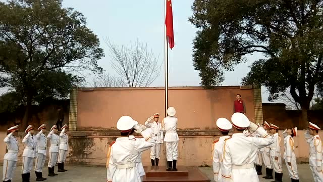 昌东一中学生仪仗队升起国旗