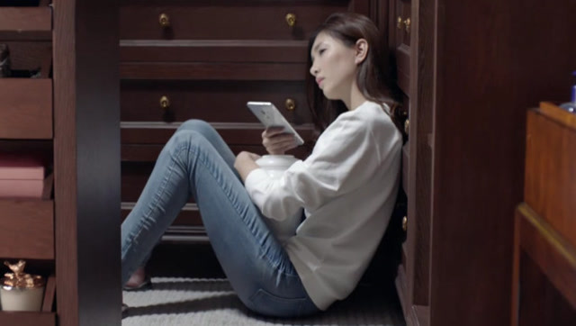 江疏影怀念男朋友这居家的紧身牛仔裤身材真好