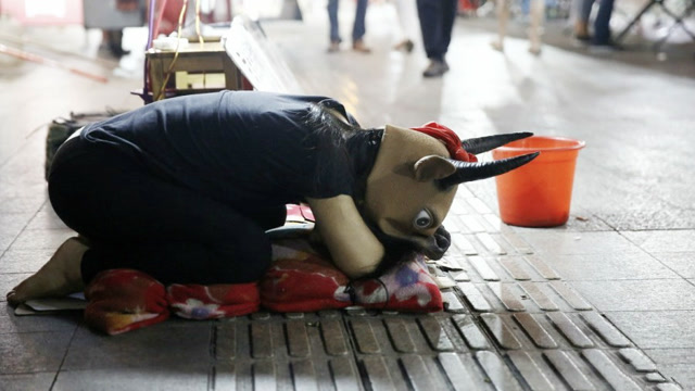 爸爸瘫痪妈妈出走,小女孩扮牛让人骑赚钱养家