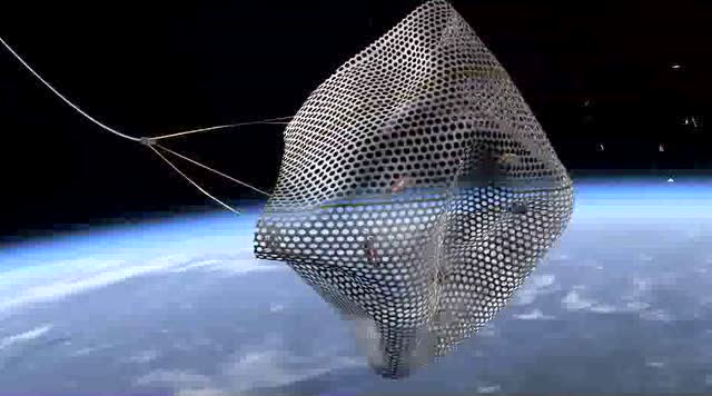 这样回收太空垃圾,太不可思议了!