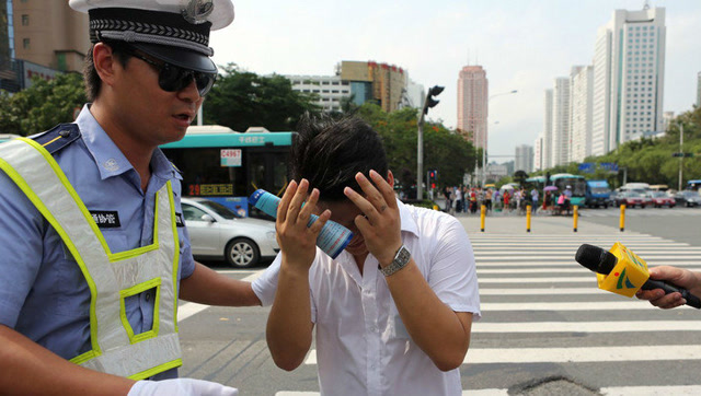 交警执勤时通常都喜欢戴上墨镜,你知道原因吗?