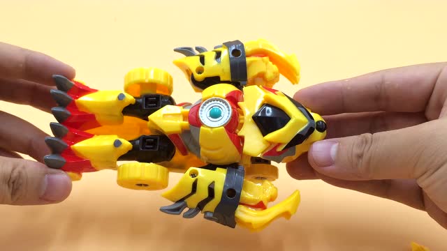 猪猪侠玩具拆封 五灵卫铁拳虎变形试玩