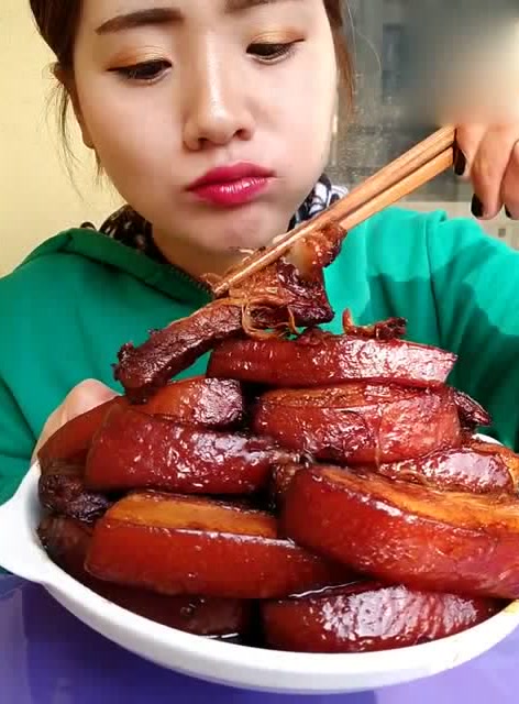 美女大口吃肉,这速度看呆了,满口塞好过瘾啊