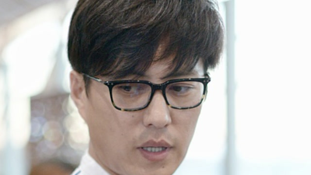 撞脸朱孝天?靳东条纹衬衫变文艺老干部