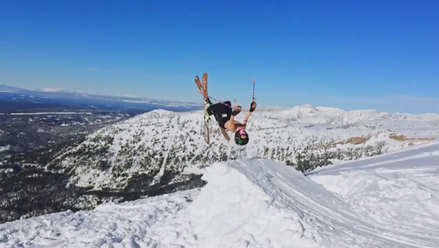 10岁小孩光着膀子滑雪 国内有家长让孩子这样干吗?