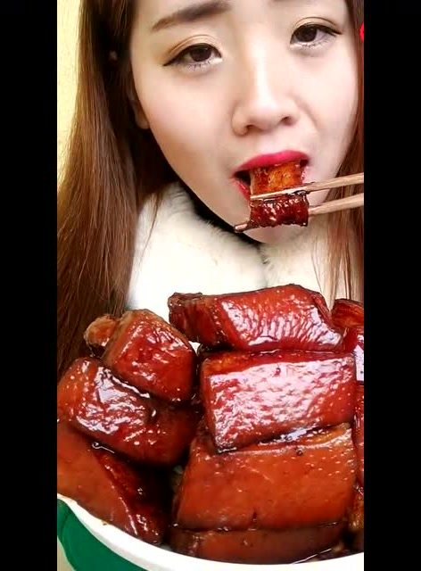 妹子知道什么叫做大口吃肉么,看的太眼馋了!