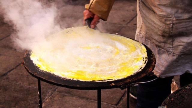 沂蒙菜煎饼:大爷一次摊3个,1份6元好吃不贵