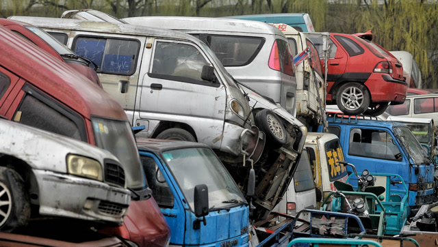 拆车现场!"僵尸车"被依法强制报废拆解