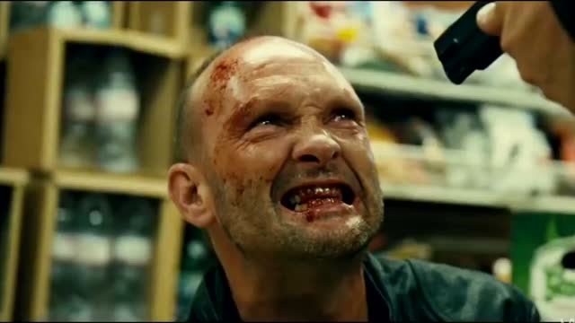 连姆尼森单手开枪爆头,血浆喷射 ,最后宁愿选择自杀