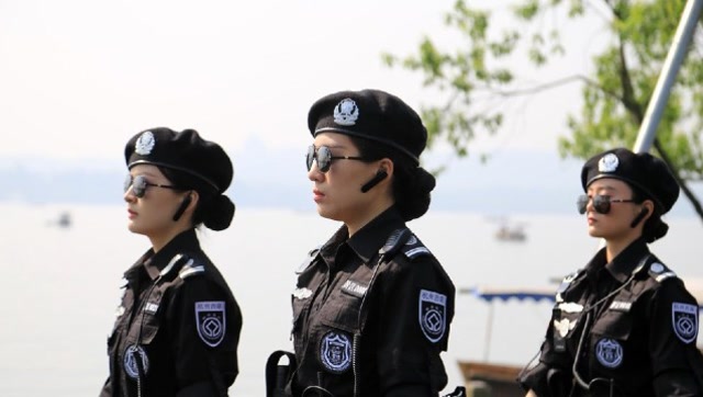 女警察比所有人都白,就是不一样的美