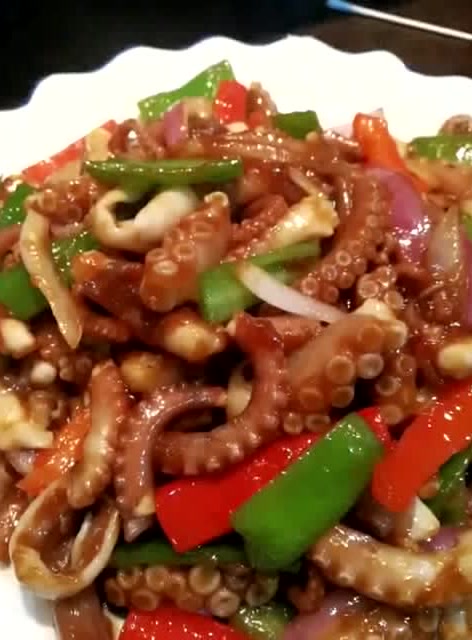 八爪鱼遇到了肥肠,那个更好吃?看看你是吃货不是