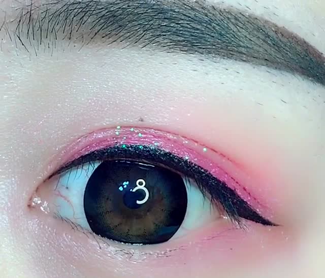 今年最火的倒三角眼线这样画,好看又自然,你学会了吗?