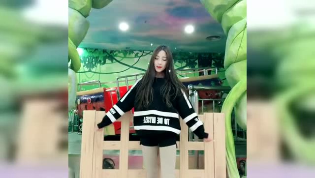 美女跳性感社会摇身材真性感够火辣