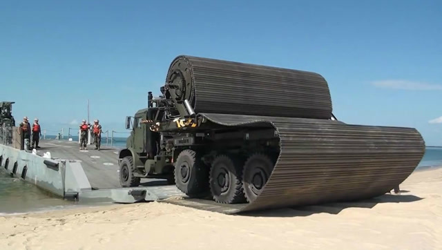 这辆"卷轴"铺路车,让沙滩泥地秒变平整道路,还能作为飞机跑道