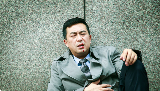 网友争相模仿,张嘉译走路姿势真火了!真相曝光令人心疼!