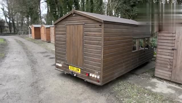 牛人改装房子汽车马路狂飙 有意思