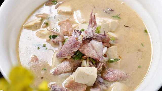 墨鱼烧豆腐墨鱼搭配豆腐和五花肉营养丰富感甚佳鲜味十足