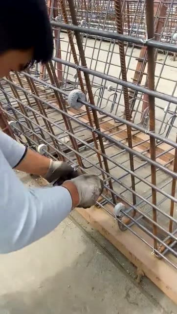 实拍工地农民工小伙绑扎钢筋,这速度真快